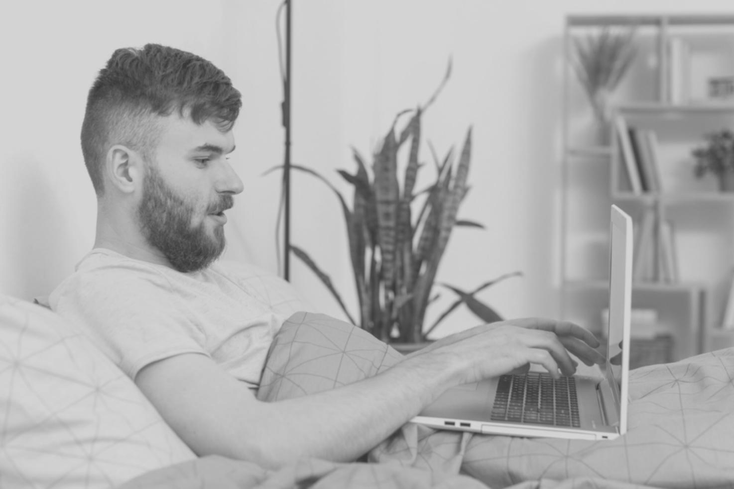 Vue d'ensemble d'un espace de coworking moderne avec entrepreneurs en formation