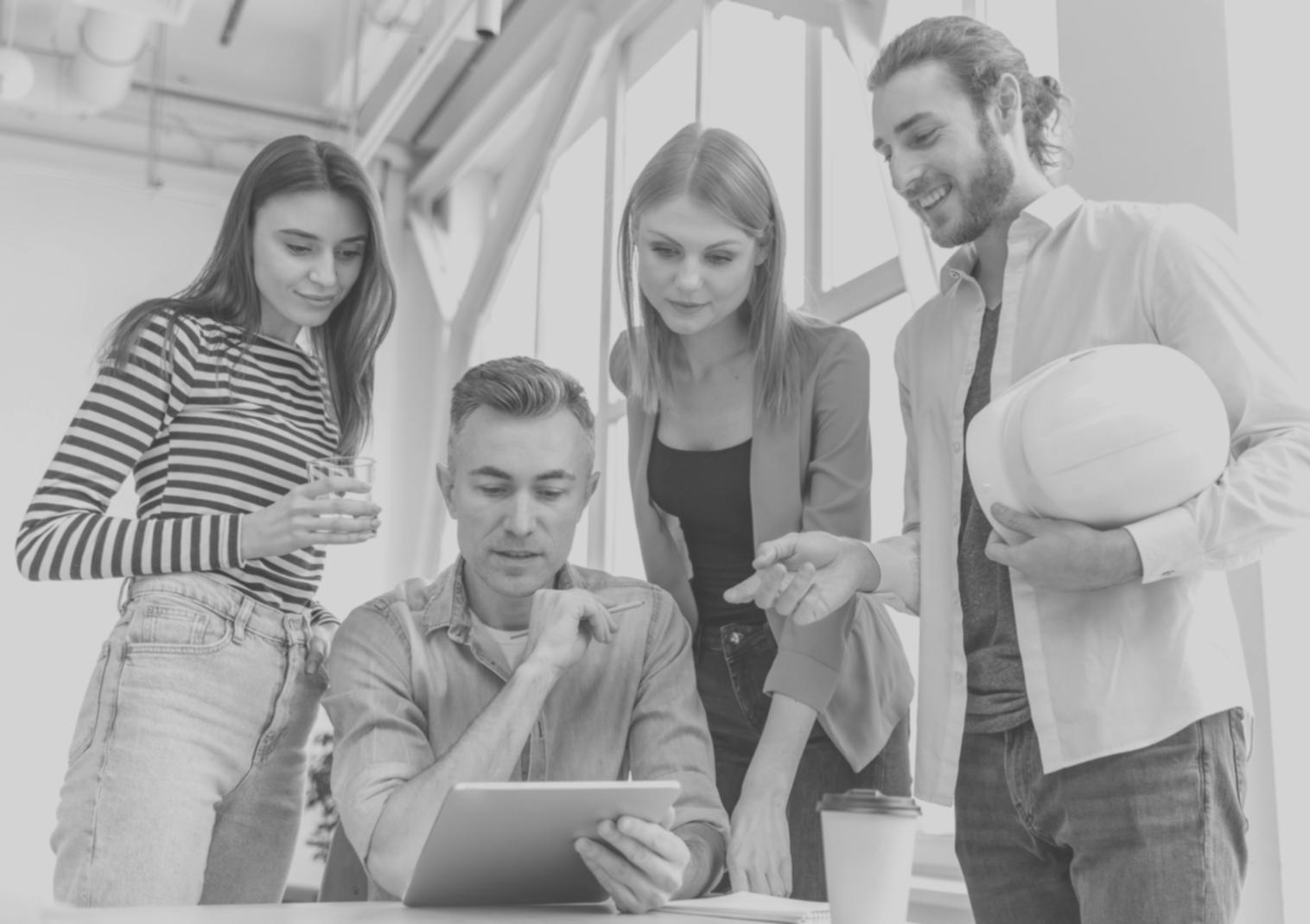 Espace de travail moderne avec écrans affichant des graphiques financiers