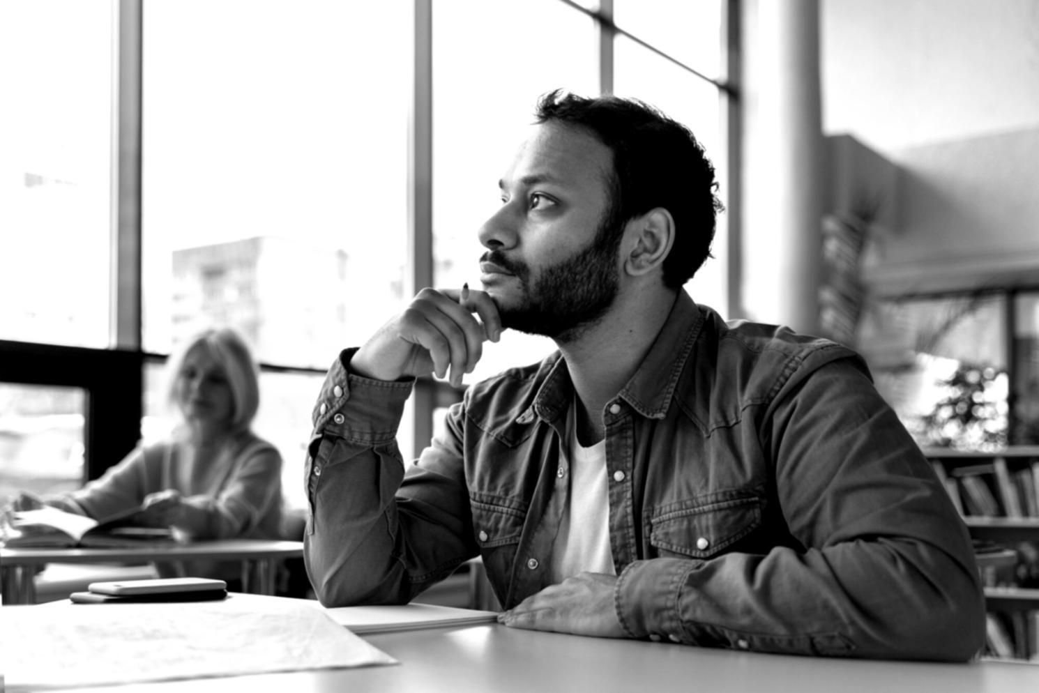 Entrepreneur travaillant sur des documents financiers avec calculatrice et graphiques