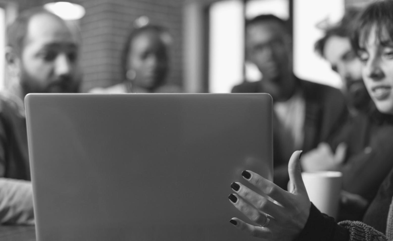 Équipe diverse travaillant sur des projections financières