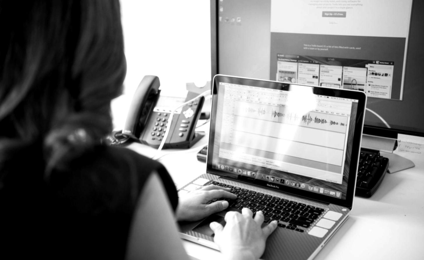 Équipe de startup analysant des données financières sur des écrans modernes